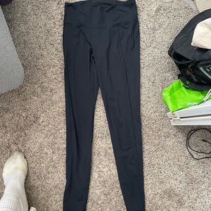 medium underaurmor leggings with back pocket
